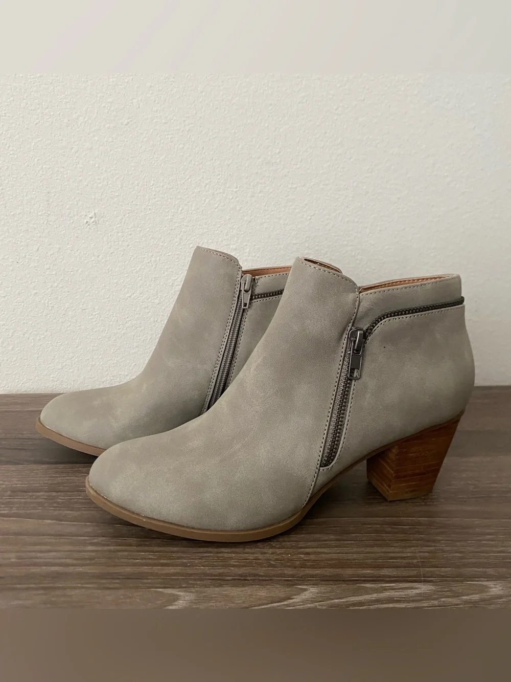 Report Womens Corra Ankle Bootie Gray Faux Leather Casual Block Heels Size 9